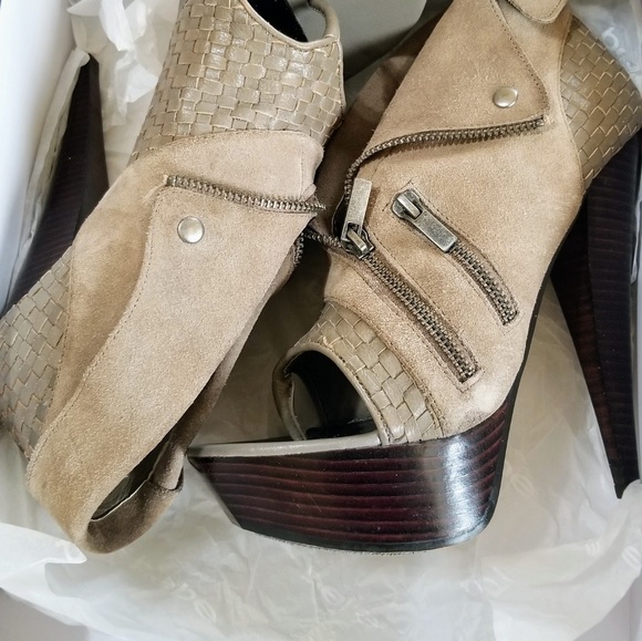 Shoes - Picture 5 of 8